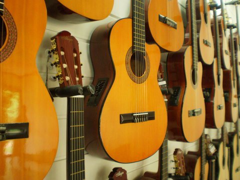 تدریس خصوصی گیتار در سبکهای کلاسیک وپاپ-به راحتی ریتم بنوازید-آکورد سازی کنید-ملودی بنوازید-آموزش با کیفیت را تجربه کنید